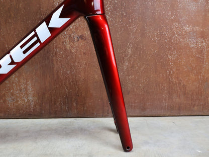 Rennradrahmen von Trek, TREK MADONE SLR GEN 8 RAHMENSET / DISC / CARBON RED SMOKE / M vor USEDBIKES - OB.DE Hintergrund