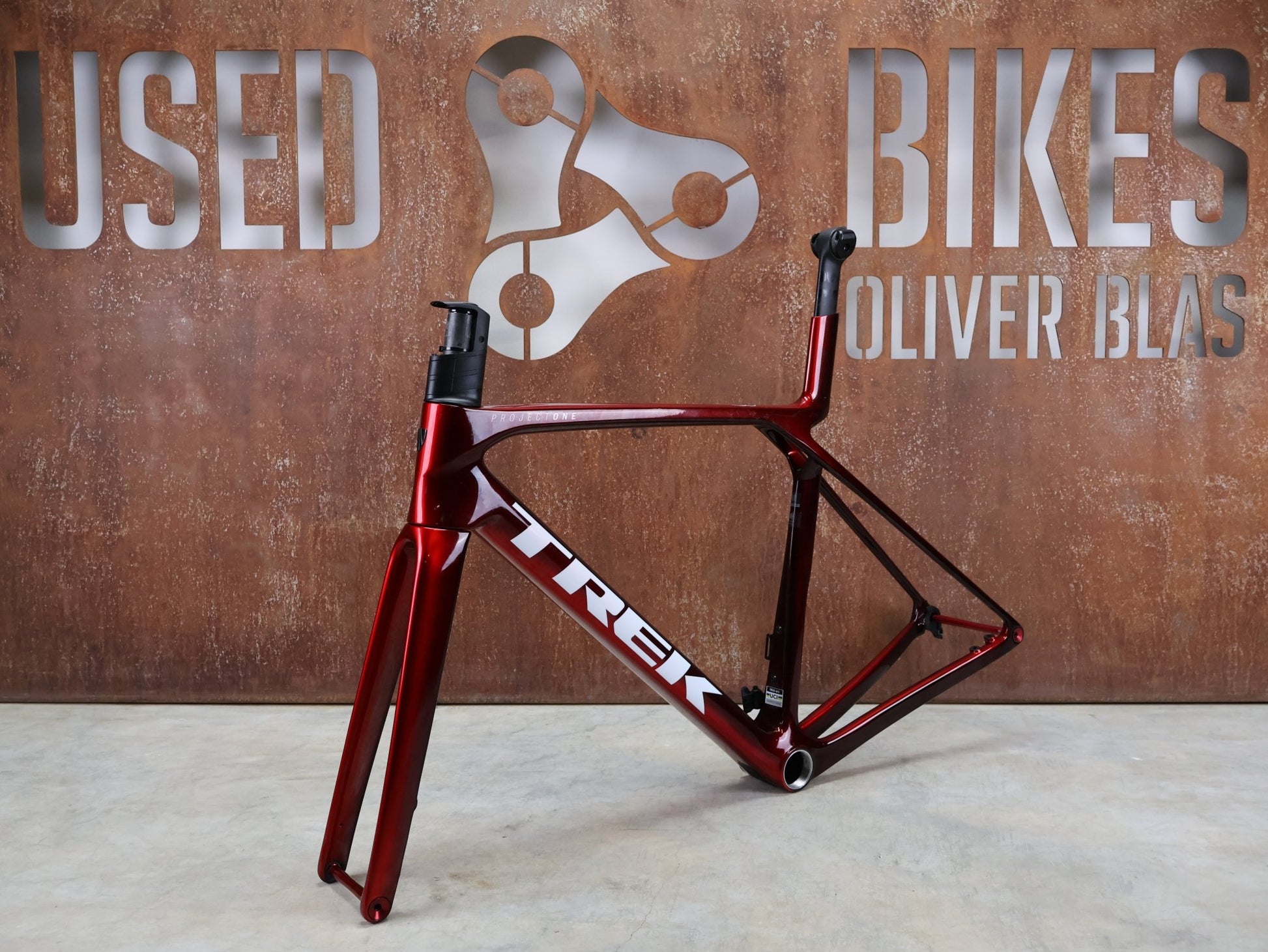 Rennradrahmen von Trek, TREK MADONE SLR GEN 8 RAHMENSET / DISC / CARBON RED SMOKE / M vor USEDBIKES - OB.DE Hintergrund