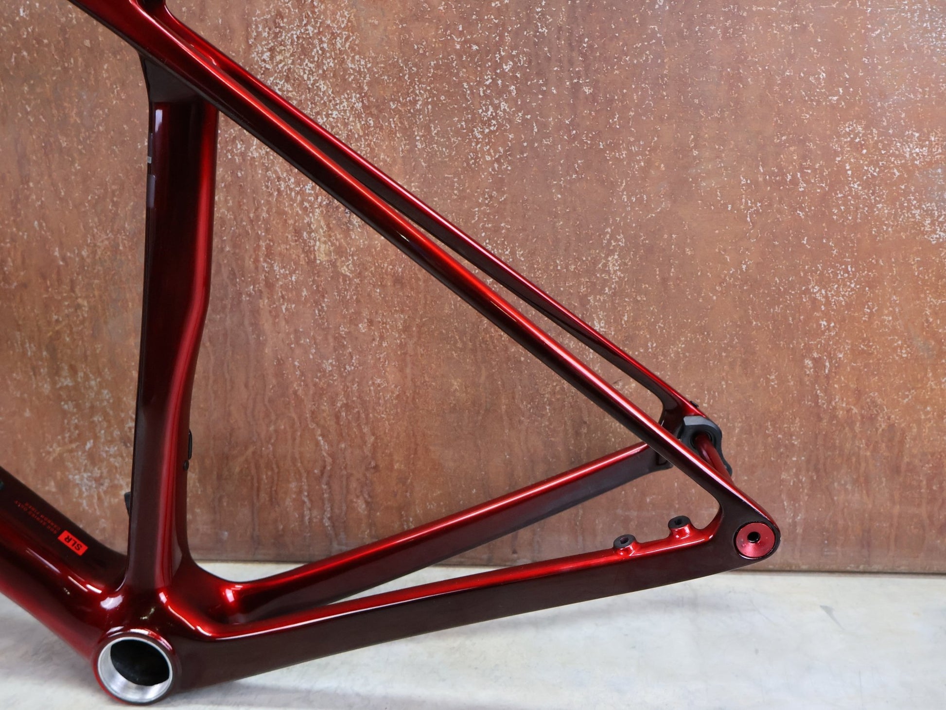 Rennradrahmen von Trek, TREK MADONE SLR GEN 8 RAHMENSET / DISC / CARBON RED SMOKE / M vor USEDBIKES - OB.DE Hintergrund