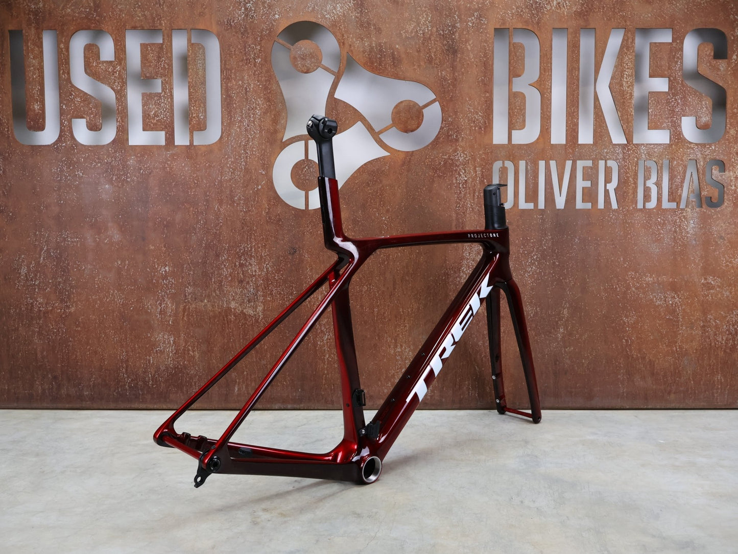 Rennradrahmen von Trek, TREK MADONE SLR GEN 8 RAHMENSET / DISC / CARBON RED SMOKE / M vor USEDBIKES - OB.DE Hintergrund