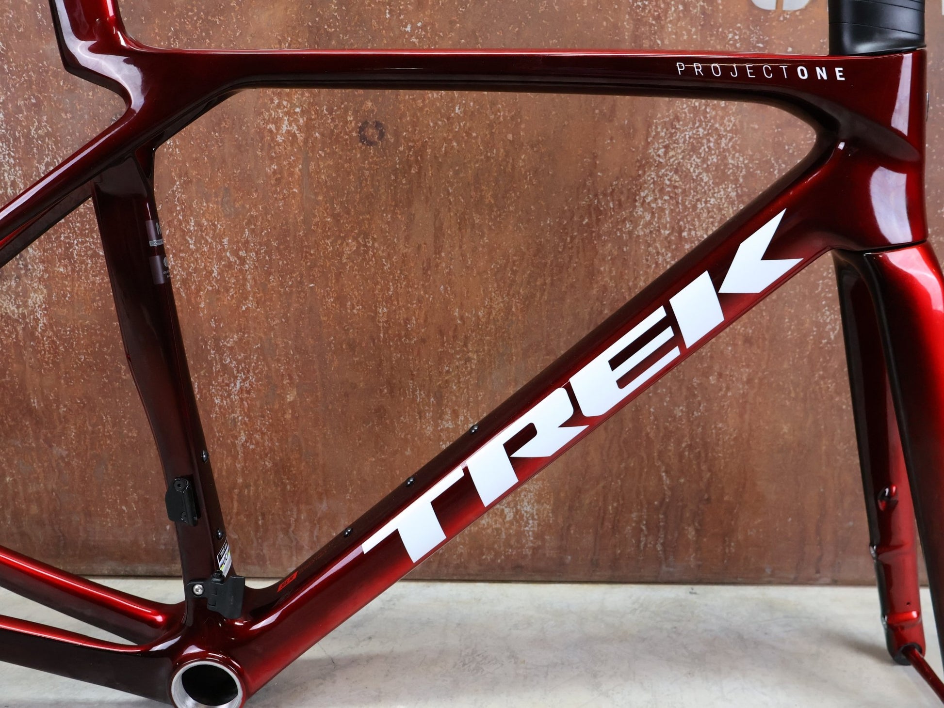 Rennradrahmen von Trek, TREK MADONE SLR GEN 8 RAHMENSET / DISC / CARBON RED SMOKE / M vor USEDBIKES - OB.DE Hintergrund