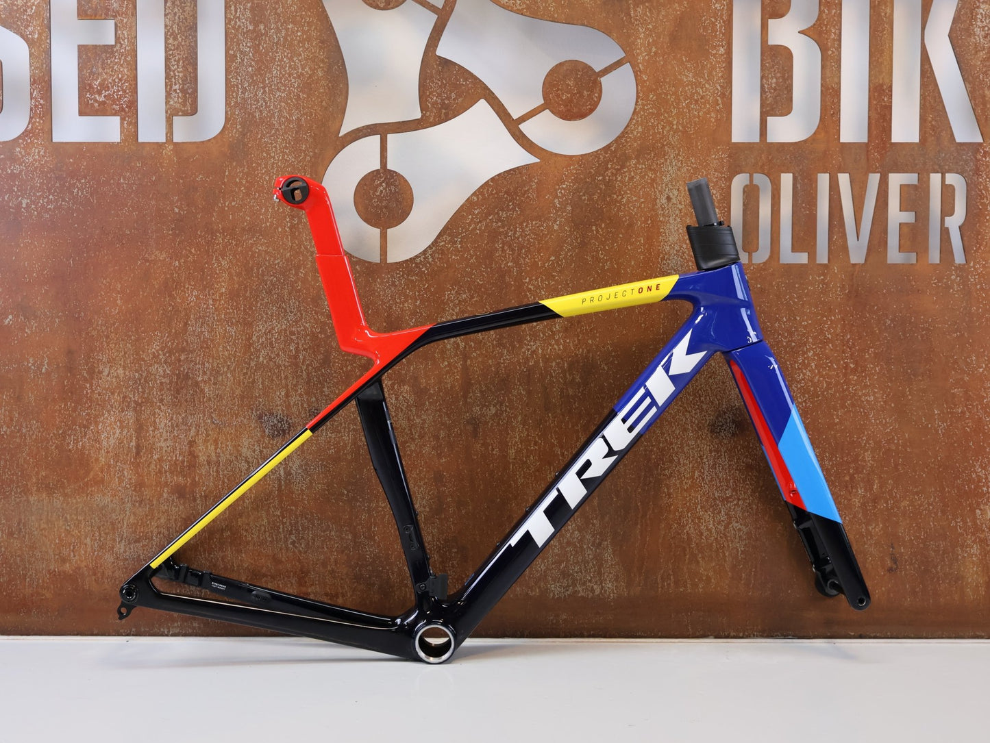 Rennradrahmen von Trek, TREK MADONE SLR GEN 8 RAHMENSET / GRÖSSE S 900 SERIES OCLV CARBON NAVY SMOKE vor USEDBIKES-OB.DE Hintergrund