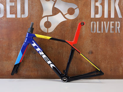 Rennradrahmen von Trek, TREK MADONE SLR GEN 8 RAHMENSET / GRÖSSE S 900 SERIES OCLV CARBON NAVY SMOKE vor USEDBIKES-OB.DE Hintergrund