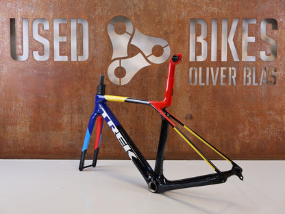 Rennradrahmen von Trek, TREK MADONE SLR GEN 8 RAHMENSET / GRÖSSE S 900 SERIES OCLV CARBON NAVY SMOKE vor USEDBIKES-OB.DE Hintergrund