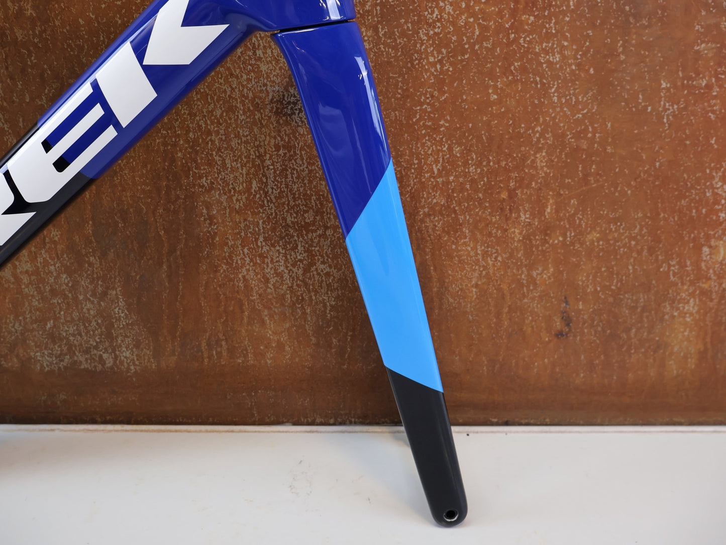 Rennradrahmen von Trek, TREK MADONE SLR GEN 8 RAHMENSET / GRÖSSE S 900 SERIES OCLV CARBON NAVY SMOKE vor USEDBIKES-OB.DE Hintergrund
