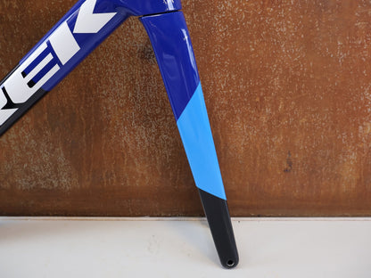 Rennradrahmen von Trek, TREK MADONE SLR GEN 8 RAHMENSET / GRÖSSE S 900 SERIES OCLV CARBON NAVY SMOKE vor USEDBIKES-OB.DE Hintergrund