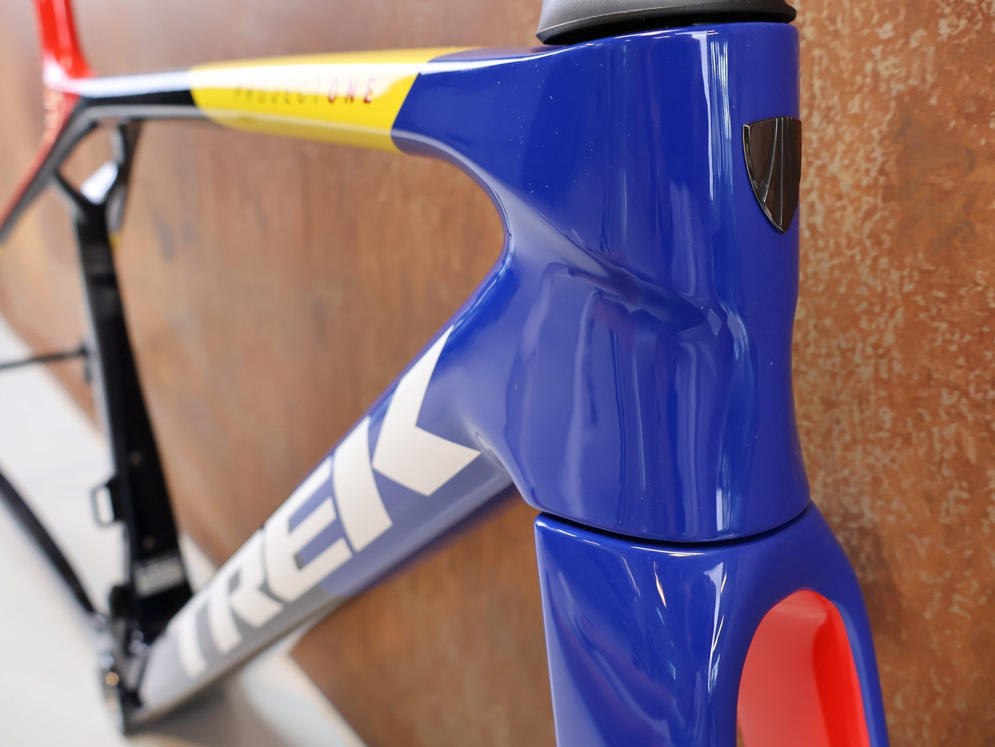 Rennradrahmen von Trek, TREK MADONE SLR GEN 8 RAHMENSET / GRÖSSE S 900 SERIES OCLV CARBON NAVY SMOKE vor USEDBIKES-OB.DE Hintergrund