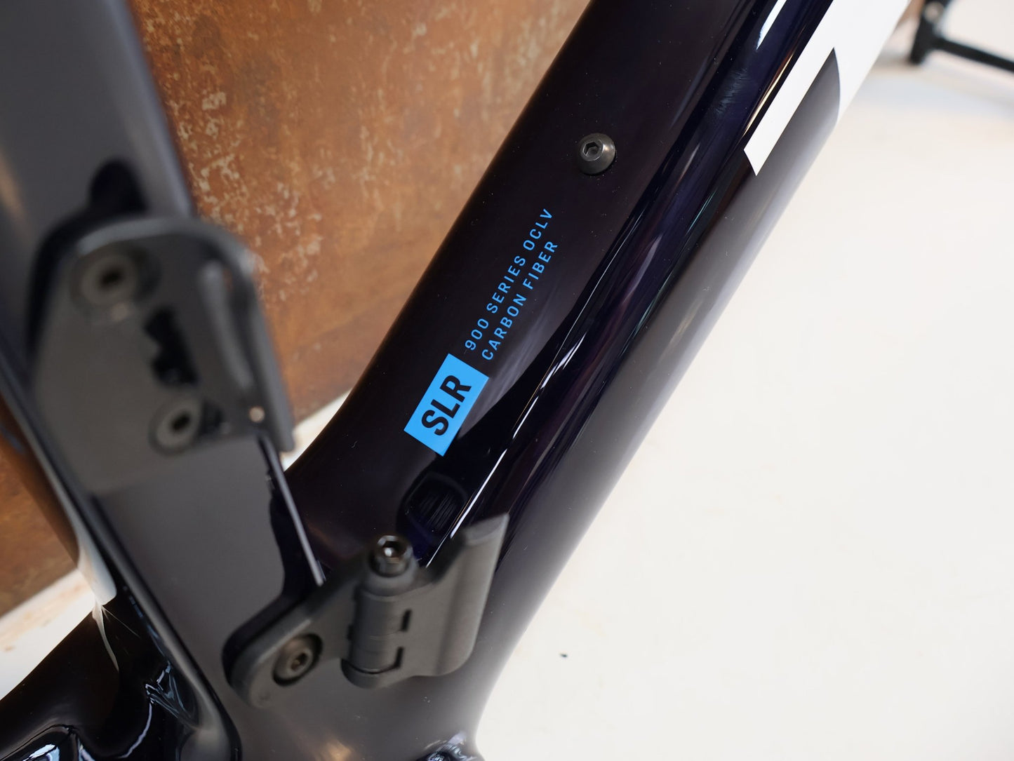 Rennradrahmen von Trek, TREK MADONE SLR GEN 8 RAHMENSET / GRÖSSE S 900 SERIES OCLV CARBON NAVY SMOKE vor USEDBIKES-OB.DE Hintergrund