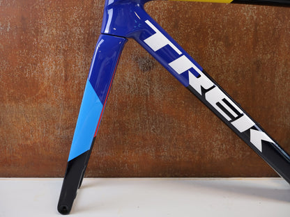 Rennradrahmen von Trek, TREK MADONE SLR GEN 8 RAHMENSET / GRÖSSE S 900 SERIES OCLV CARBON NAVY SMOKE vor USEDBIKES-OB.DE Hintergrund