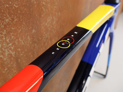 Rennradrahmen von Trek, TREK MADONE SLR GEN 8 RAHMENSET / GRÖSSE S 900 SERIES OCLV CARBON NAVY SMOKE vor USEDBIKES-OB.DE Hintergrund