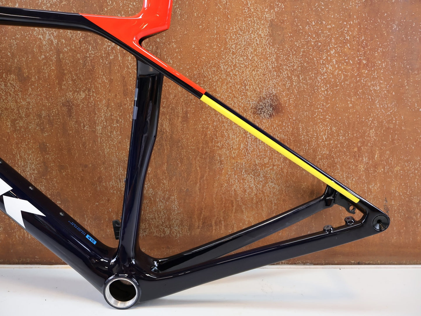 Rennradrahmen von Trek, TREK MADONE SLR GEN 8 RAHMENSET / GRÖSSE S 900 SERIES OCLV CARBON NAVY SMOKE vor USEDBIKES-OB.DE Hintergrund