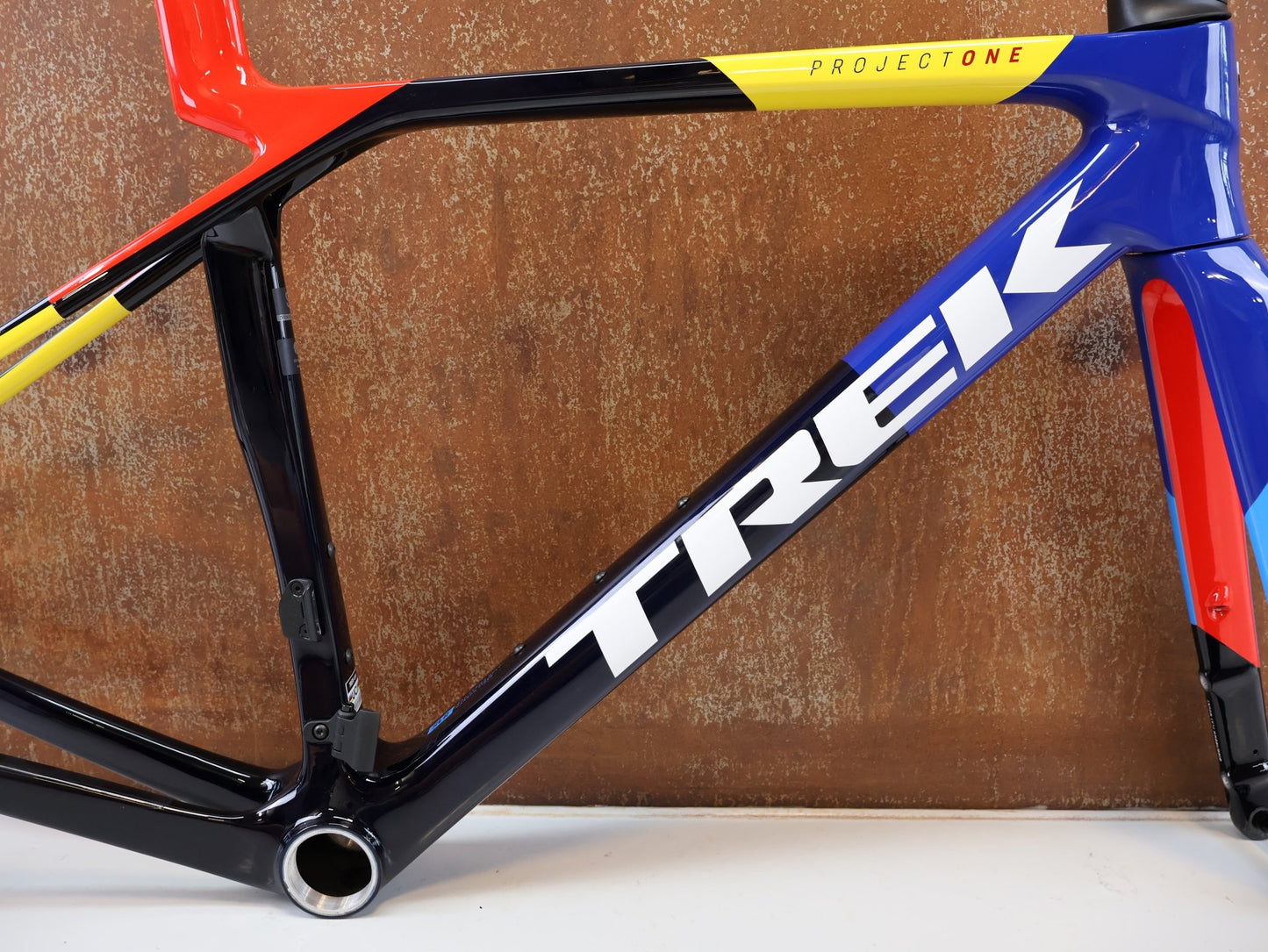 Rennradrahmen von Trek, TREK MADONE SLR GEN 8 RAHMENSET / GRÖSSE S 900 SERIES OCLV CARBON NAVY SMOKE vor USEDBIKES-OB.DE Hintergrund