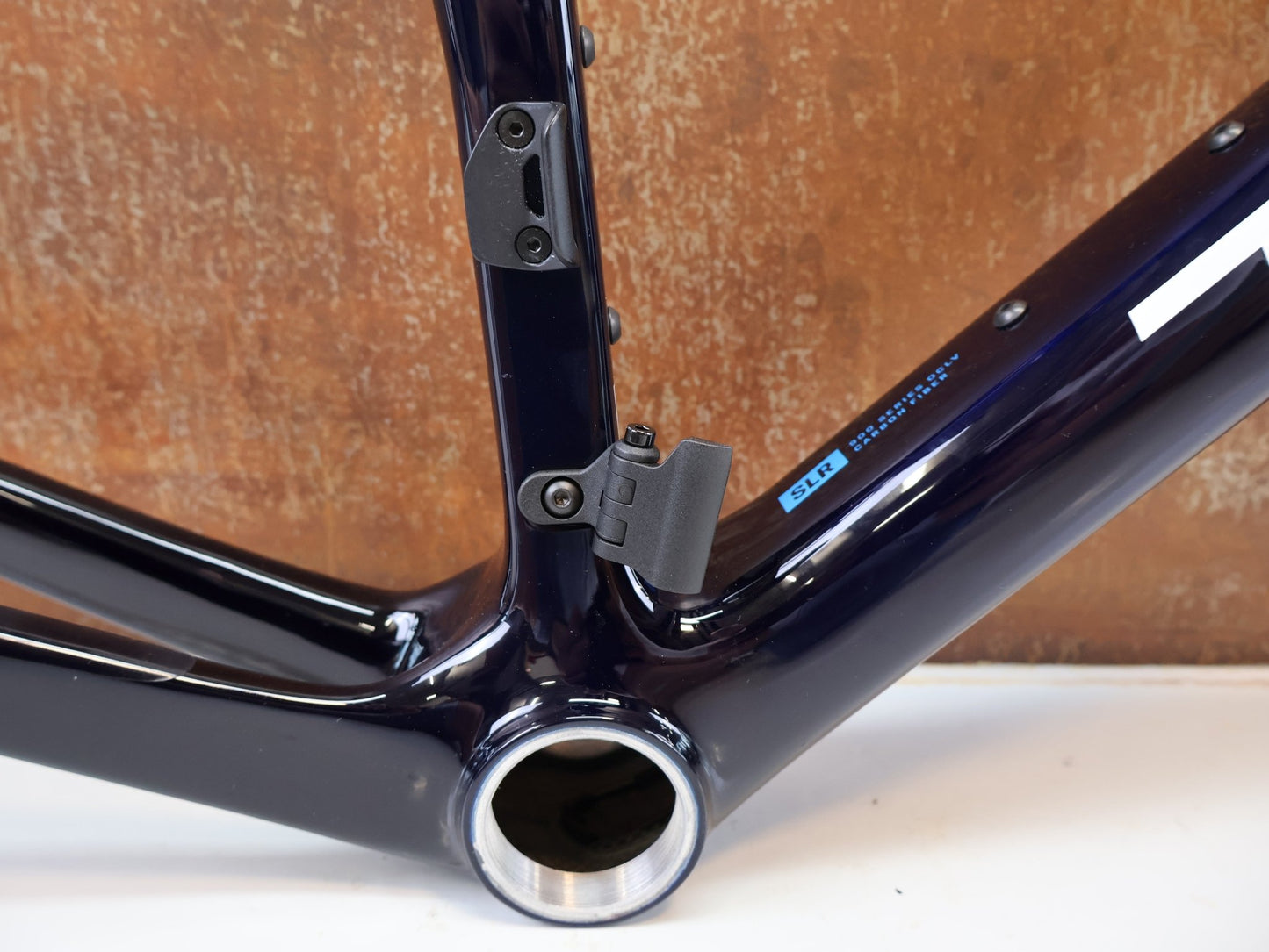 Rennradrahmen von Trek, TREK MADONE SLR GEN 8 RAHMENSET / GRÖSSE S 900 SERIES OCLV CARBON NAVY SMOKE vor USEDBIKES-OB.DE Hintergrund