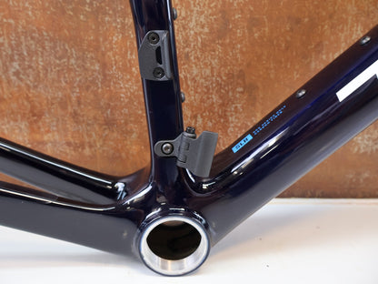 Rennradrahmen von Trek, TREK MADONE SLR GEN 8 RAHMENSET / GRÖSSE S 900 SERIES OCLV CARBON NAVY SMOKE vor USEDBIKES-OB.DE Hintergrund