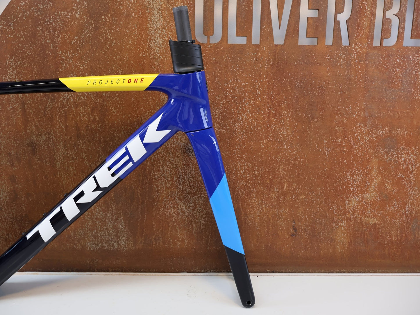 Rennradrahmen von Trek, TREK MADONE SLR GEN 8 RAHMENSET / GRÖSSE S 900 SERIES OCLV CARBON NAVY SMOKE vor USEDBIKES-OB.DE Hintergrund