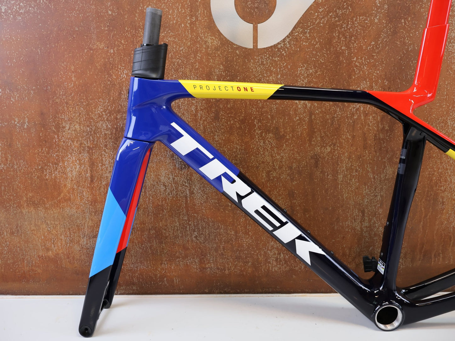 Rennradrahmen von Trek, TREK MADONE SLR GEN 8 RAHMENSET / GRÖSSE S 900 SERIES OCLV CARBON NAVY SMOKE vor USEDBIKES-OB.DE Hintergrund