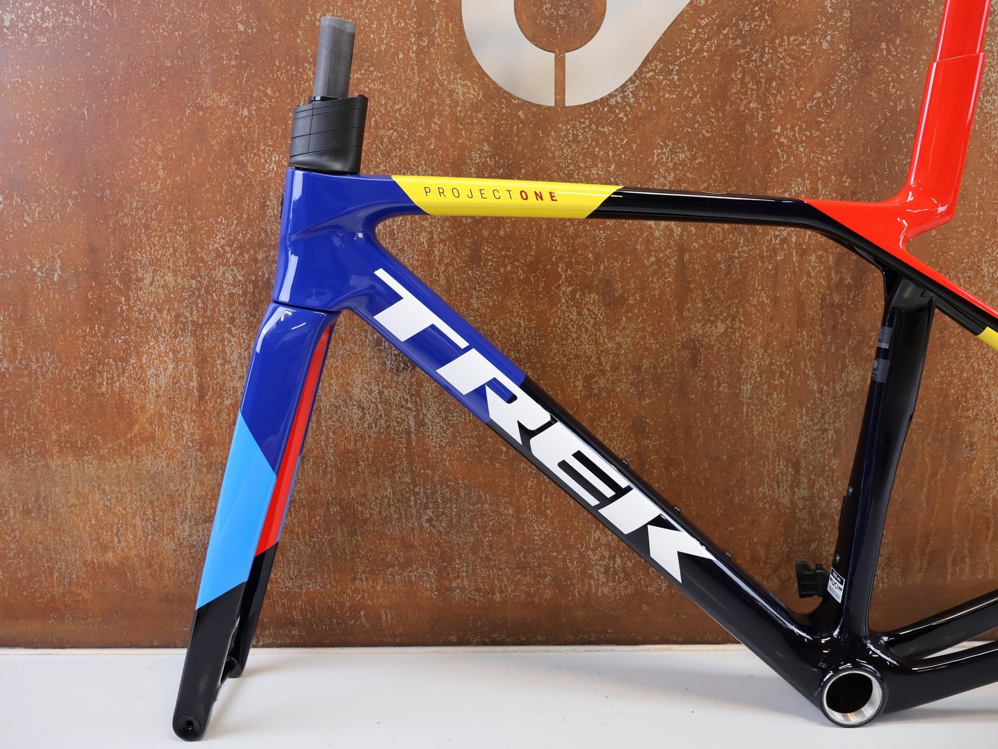 Rennradrahmen von Trek, TREK MADONE SLR GEN 8 RAHMENSET / GRÖSSE S 900 SERIES OCLV CARBON NAVY SMOKE vor USEDBIKES-OB.DE Hintergrund
