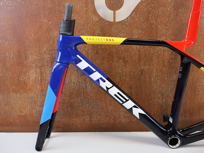 Rennradrahmen von Trek, TREK MADONE SLR GEN 8 RAHMENSET / GRÖSSE S 900 SERIES OCLV CARBON NAVY SMOKE vor USEDBIKES-OB.DE Hintergrund