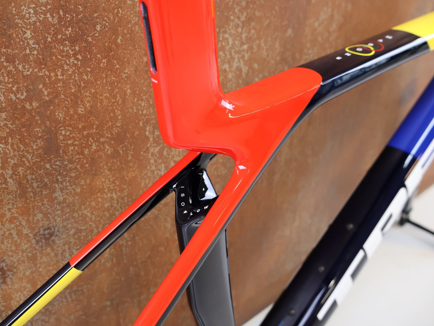 Rennradrahmen von Trek, TREK MADONE SLR GEN 8 RAHMENSET / GRÖSSE S 900 SERIES OCLV CARBON NAVY SMOKE vor USEDBIKES-OB.DE Hintergrund