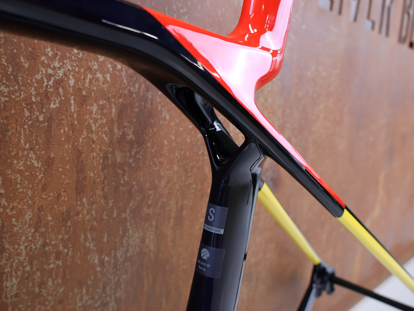 Rennradrahmen von Trek, TREK MADONE SLR GEN 8 RAHMENSET / GRÖSSE S 900 SERIES OCLV CARBON NAVY SMOKE vor USEDBIKES-OB.DE Hintergrund