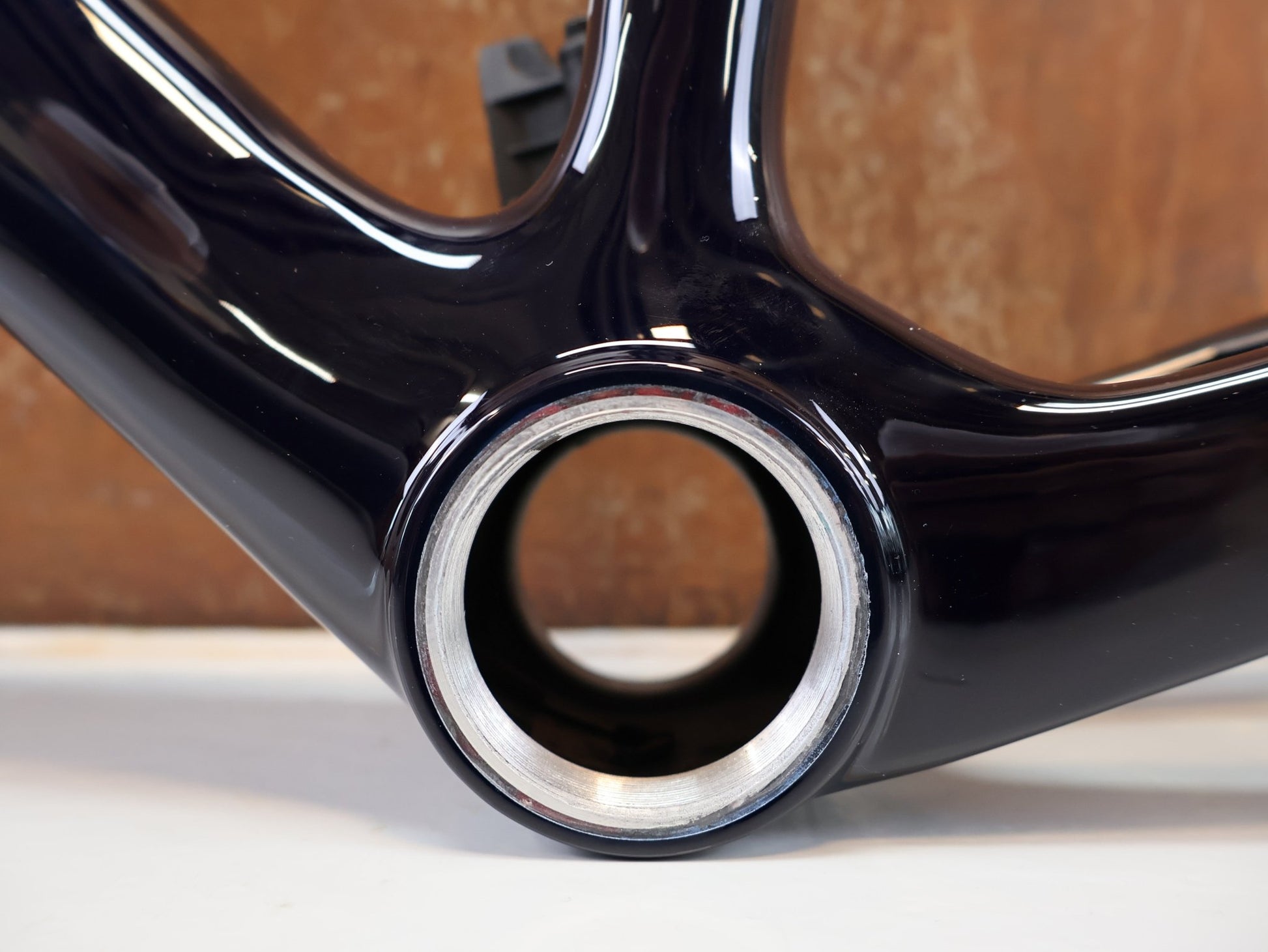 Rennradrahmen von Trek, TREK MADONE SLR GEN 8 RAHMENSET / GRÖSSE S 900 SERIES OCLV CARBON NAVY SMOKE vor USEDBIKES-OB.DE Hintergrund