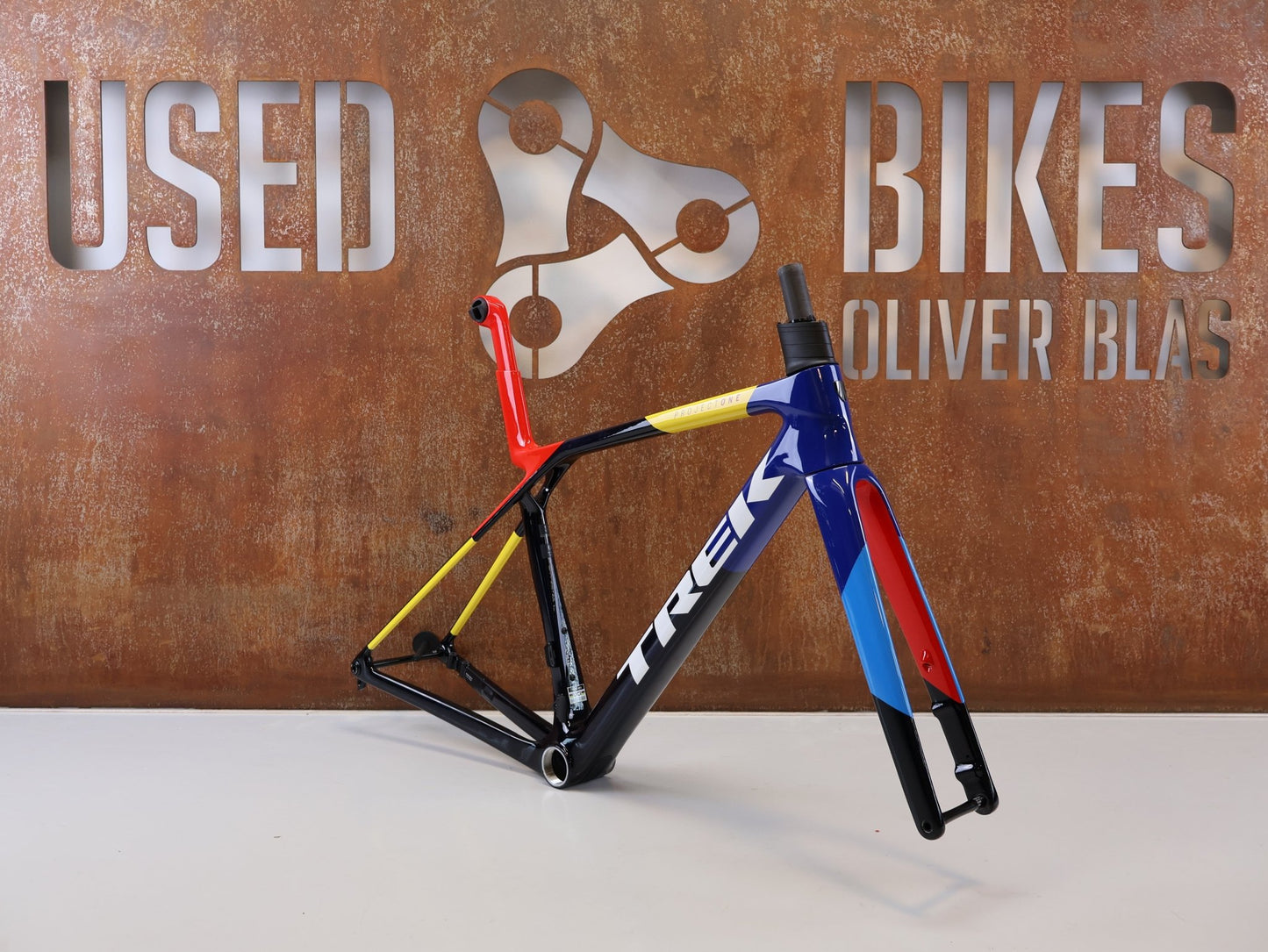 Rennradrahmen von Trek, TREK MADONE SLR GEN 8 RAHMENSET / GRÖSSE S 900 SERIES OCLV CARBON NAVY SMOKE vor USEDBIKES-OB.DE Hintergrund