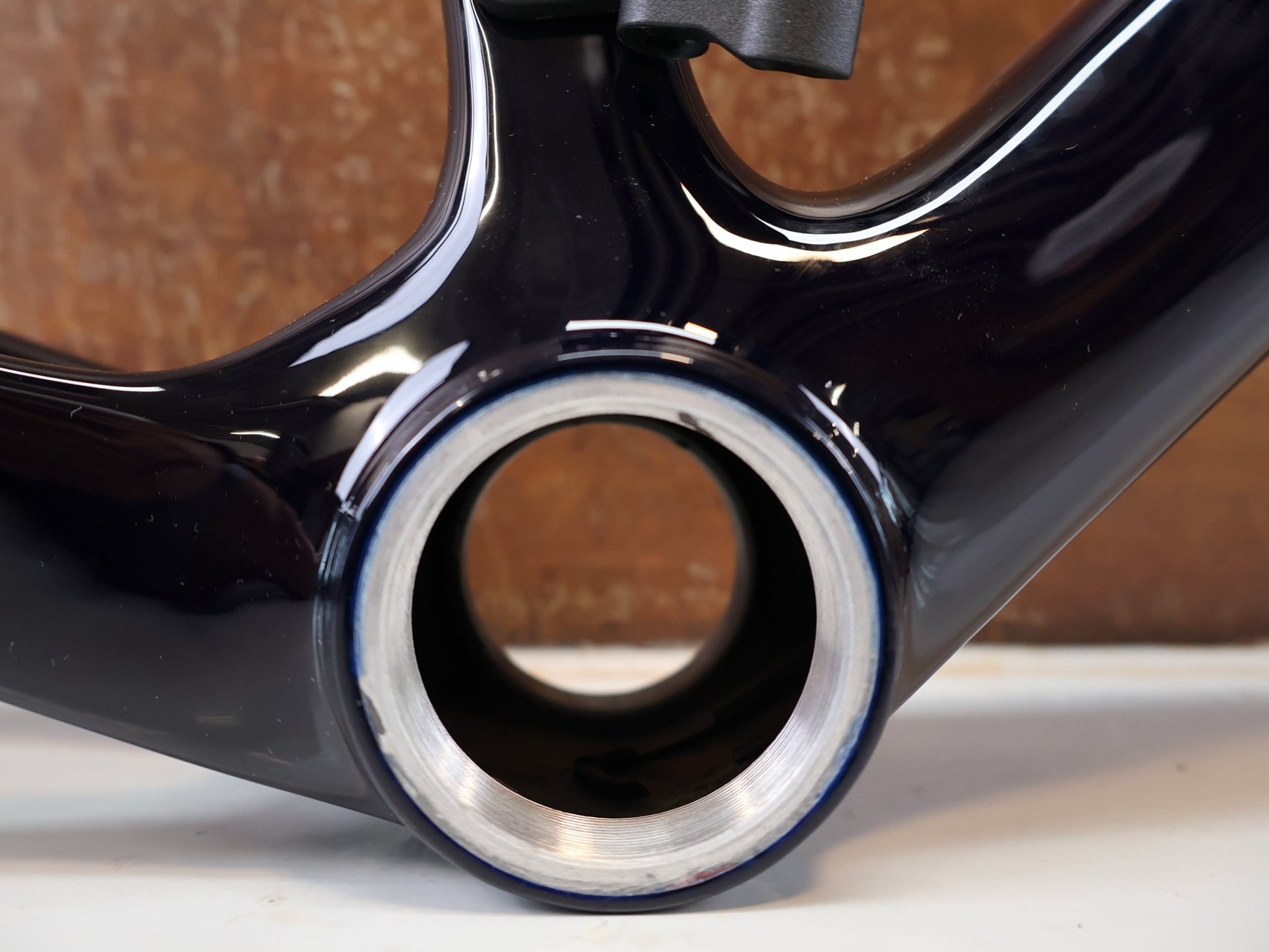 Rennradrahmen von Trek, TREK MADONE SLR GEN 8 RAHMENSET / GRÖSSE S 900 SERIES OCLV CARBON NAVY SMOKE vor USEDBIKES-OB.DE Hintergrund