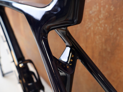 Rennradrahmen von Trek, TREK MADONE SLR GEN 8 RAHMENSET NAVY SMOKE / M / PROJECT ONE vor USEDBIKES-OB.DE Hintergrund