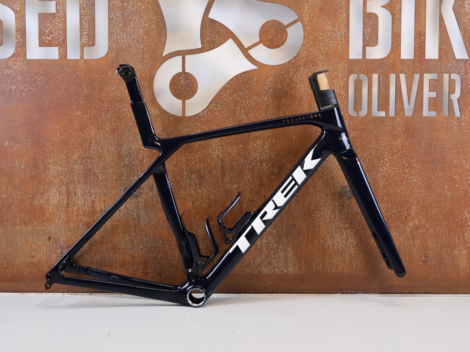 Rennradrahmen von Trek, TREK MADONE SLR GEN 8 RAHMENSET NAVY SMOKE / M / PROJECT ONE vor USEDBIKES-OB.DE Hintergrund