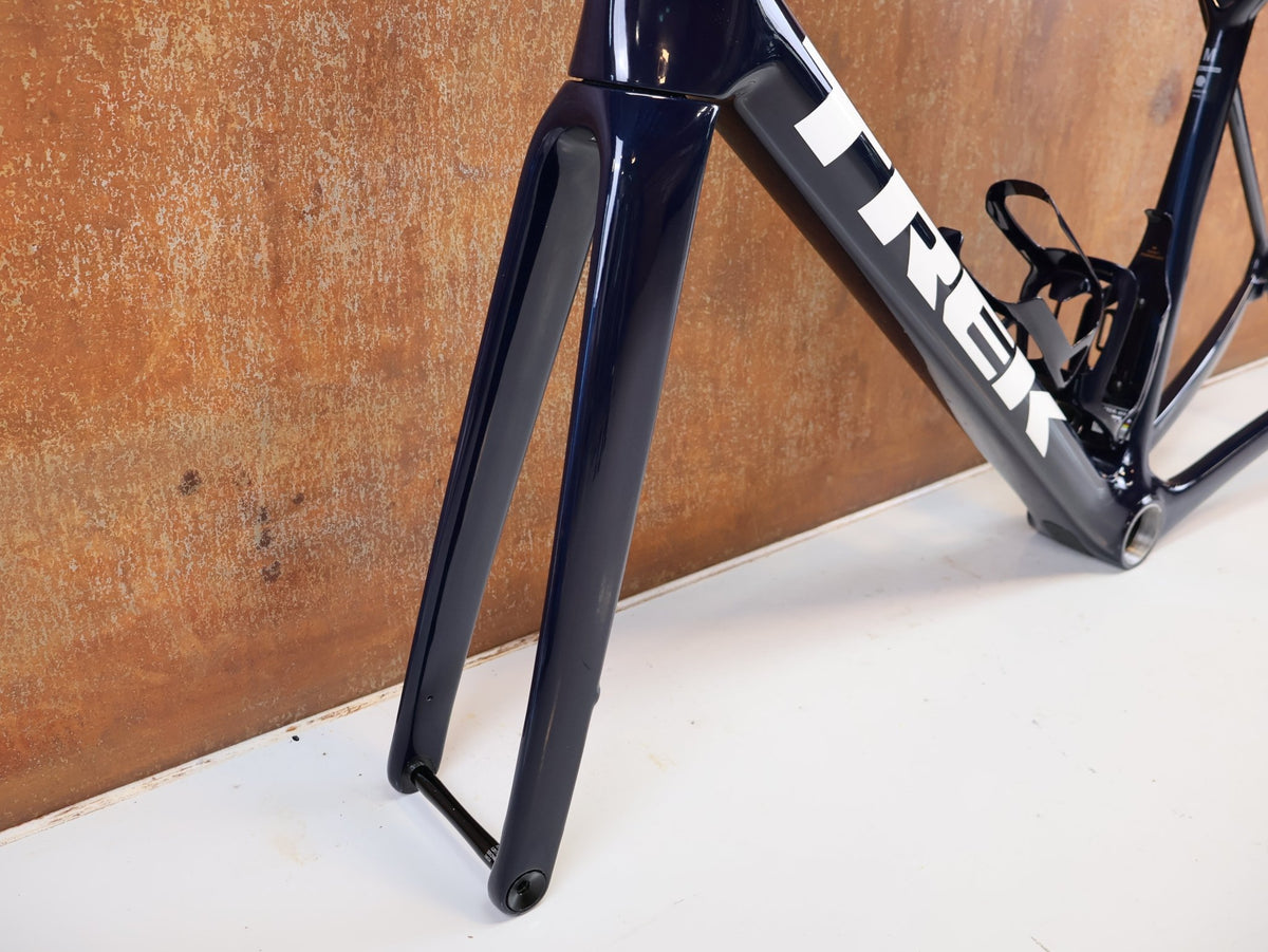 Rennradrahmen von Trek, TREK MADONE SLR GEN 8 RAHMENSET NAVY SMOKE / M / PROJECT ONE vor USEDBIKES-OB.DE Hintergrund