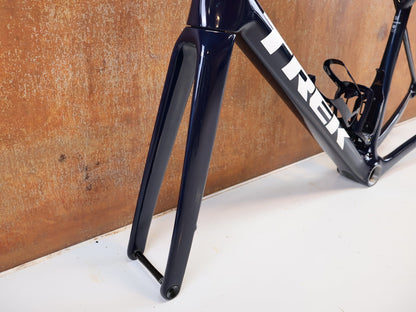 Rennradrahmen von Trek, TREK MADONE SLR GEN 8 RAHMENSET NAVY SMOKE / M / PROJECT ONE vor USEDBIKES-OB.DE Hintergrund
