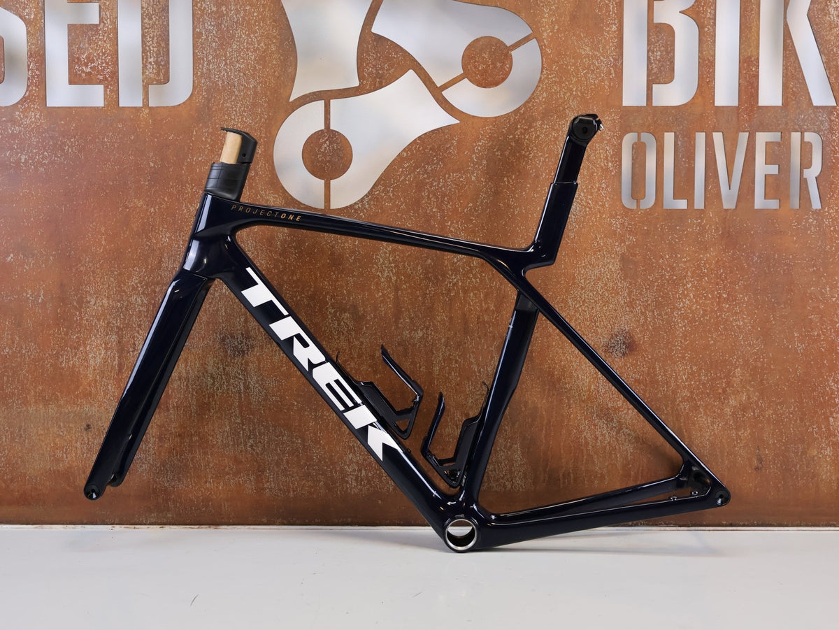 Rennradrahmen von Trek, TREK MADONE SLR GEN 8 RAHMENSET NAVY SMOKE / M / PROJECT ONE vor USEDBIKES-OB.DE Hintergrund