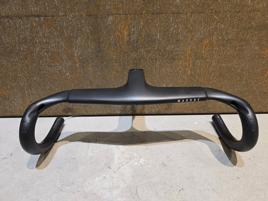 Lenker von Bontrager, TREK MADONE SLR INTEGRIERTE LENKER - / VORBAU EINHEIT / MADONE GEN 7 vor USEDBIKES - OB.DE Hintergrund