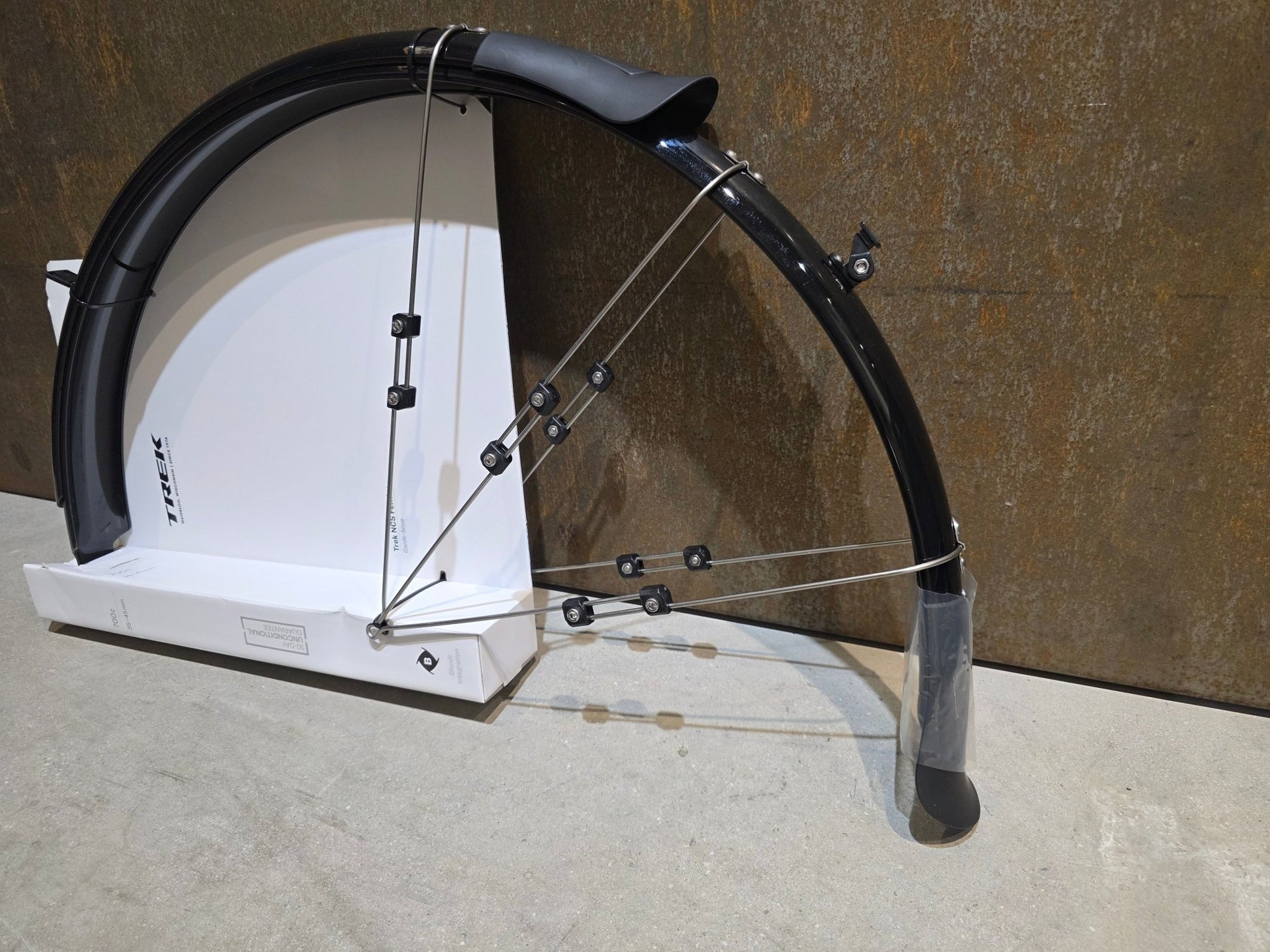 Zubehör von Trek, TREK NCS SCHUTZBLECHSET / 5339048 / 700C X 35 - 45MM VORNE UND HINTEN vor USEDBIKES - OB.DE Hintergrund
