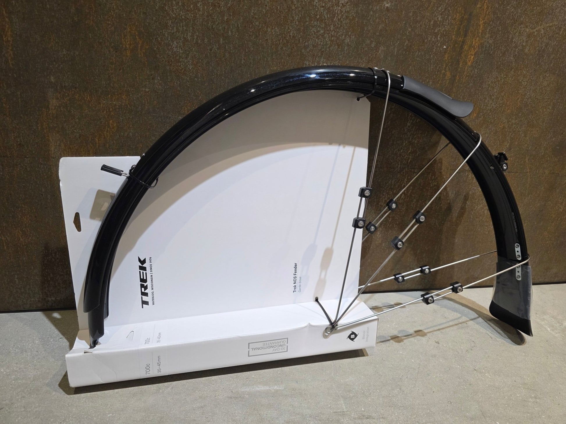Zubehör von Trek, TREK NCS SCHUTZBLECHSET / 5339048 / 700C X 35 - 45MM VORNE UND HINTEN vor USEDBIKES - OB.DE Hintergrund
