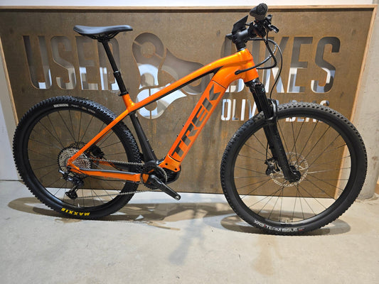 E - Mountainbike von Trek, TREK POWERFLY 7 GEN 3 / 29 ZOLL / L in variant_title vor USEDBIKES - OB.DE Hintergrund