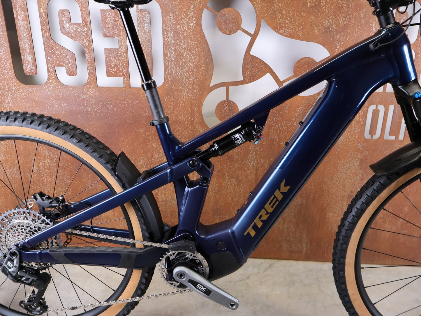 E - Mountainbike von Trek, TREK POWERFLY+ FS 8 GEN 4 / MATTE/GLOSS MULSANNE BLUE / L vor USEDBIKES - OB.DE Hintergrund