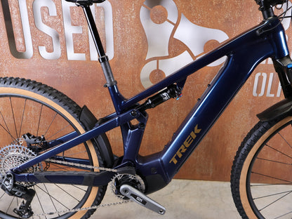 E - Mountainbike von Trek, TREK POWERFLY+ FS 8 GEN 4 / MATTE/GLOSS MULSANNE BLUE / L vor USEDBIKES - OB.DE Hintergrund