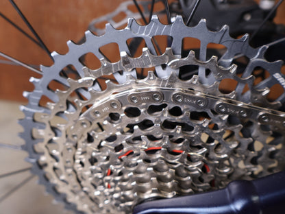 E - Mountainbike von Trek, TREK POWERFLY+ FS 8 GEN 4 / MATTE/GLOSS MULSANNE BLUE / L vor USEDBIKES - OB.DE Hintergrund