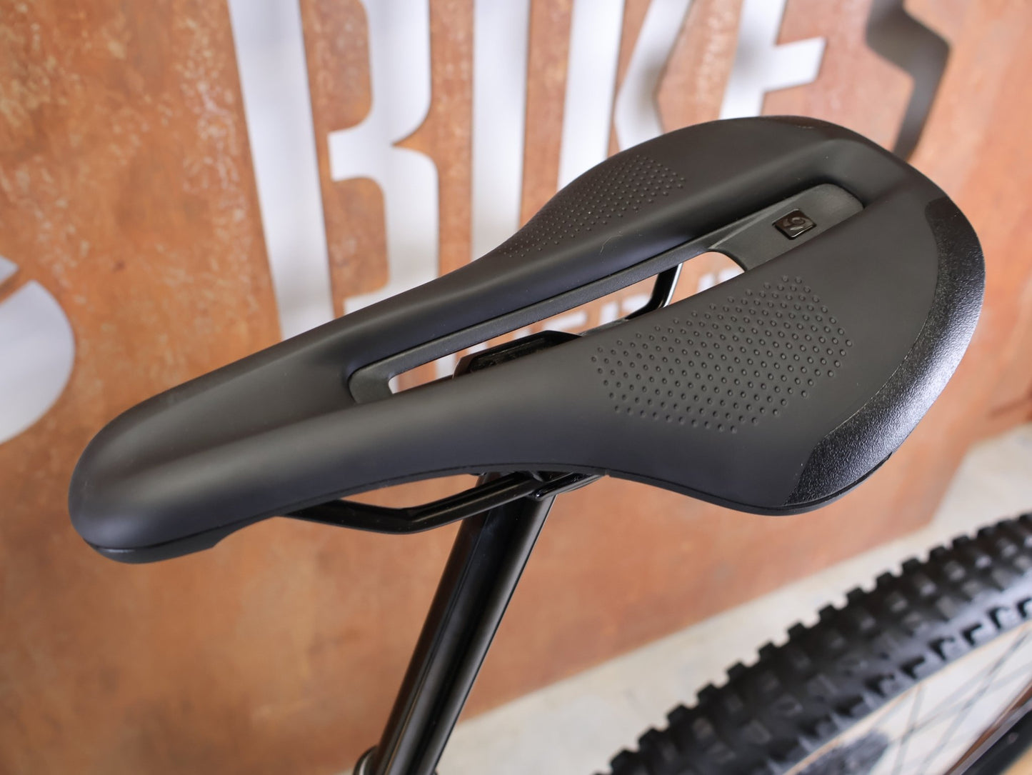 E - Mountainbike von Trek, TREK POWERFLY+ FS 8 GEN 4 / MATTE/GLOSS MULSANNE BLUE / L vor USEDBIKES - OB.DE Hintergrund