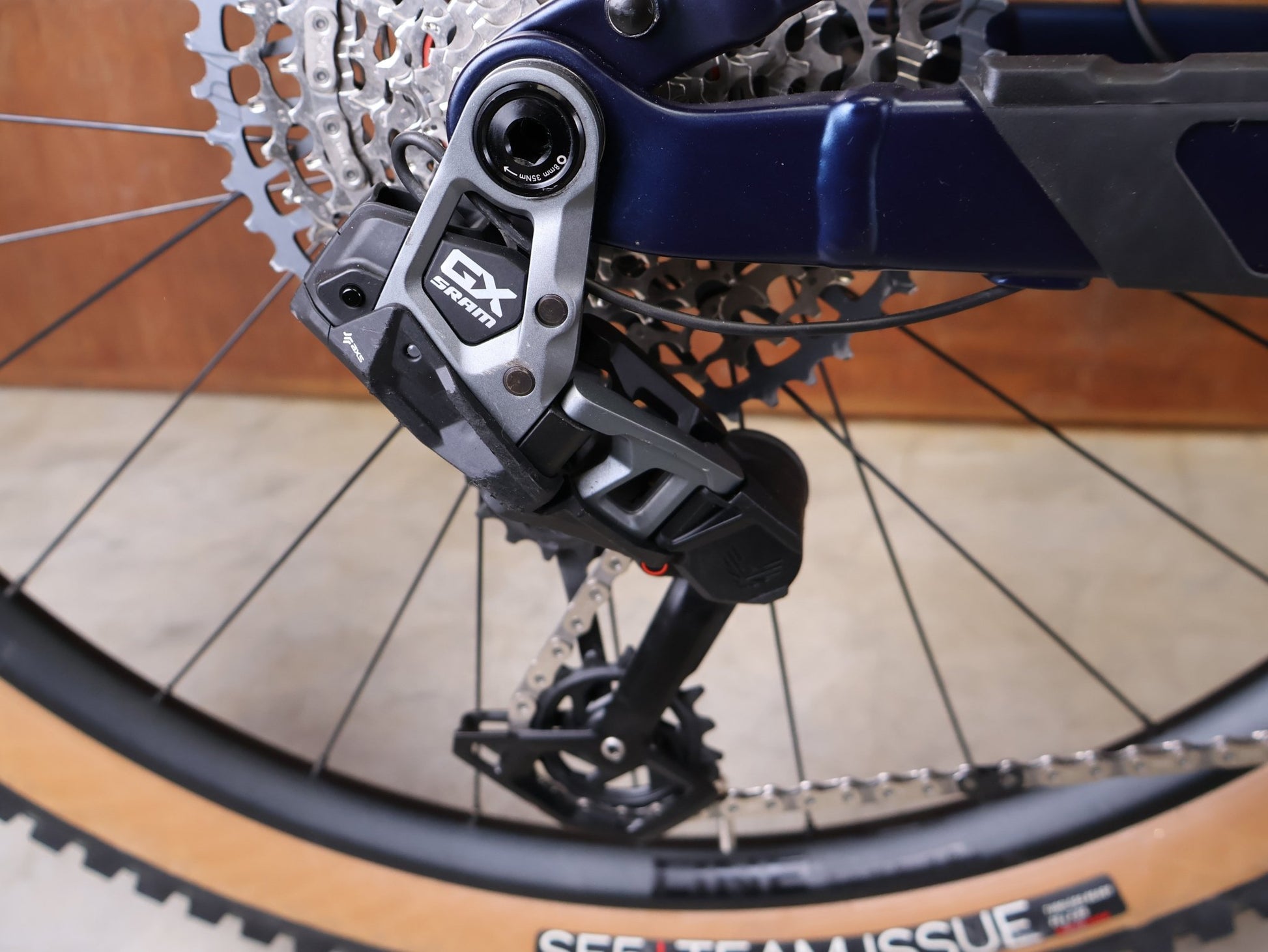 E - Mountainbike von Trek, TREK POWERFLY+ FS 8 GEN 4 / MATTE/GLOSS MULSANNE BLUE / L vor USEDBIKES - OB.DE Hintergrund