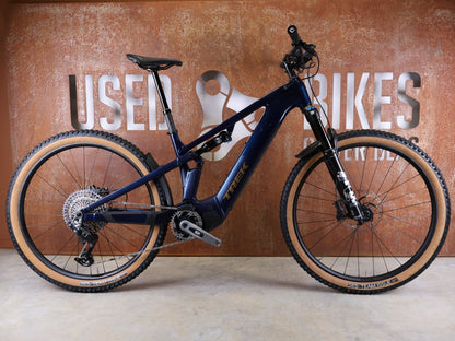 E - Mountainbike von Trek, TREK POWERFLY+ FS 8 GEN 4 / MATTE/GLOSS MULSANNE BLUE / L vor USEDBIKES - OB.DE Hintergrund
