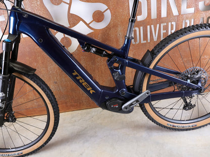 E - Mountainbike von Trek, TREK POWERFLY+ FS 8 GEN 4 / MATTE/GLOSS MULSANNE BLUE / L vor USEDBIKES - OB.DE Hintergrund