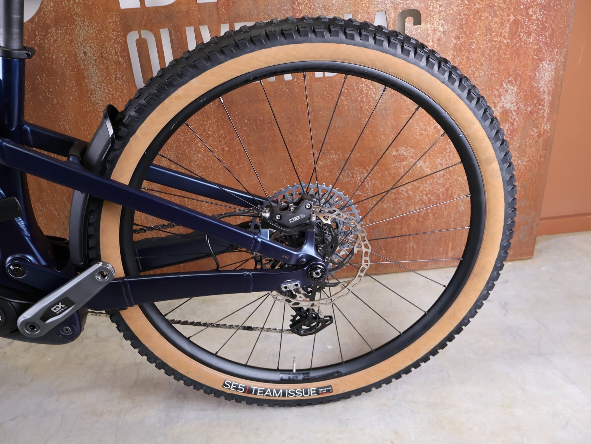 E - Mountainbike von Trek, TREK POWERFLY+ FS 8 GEN 4 / MATTE/GLOSS MULSANNE BLUE / L vor USEDBIKES - OB.DE Hintergrund