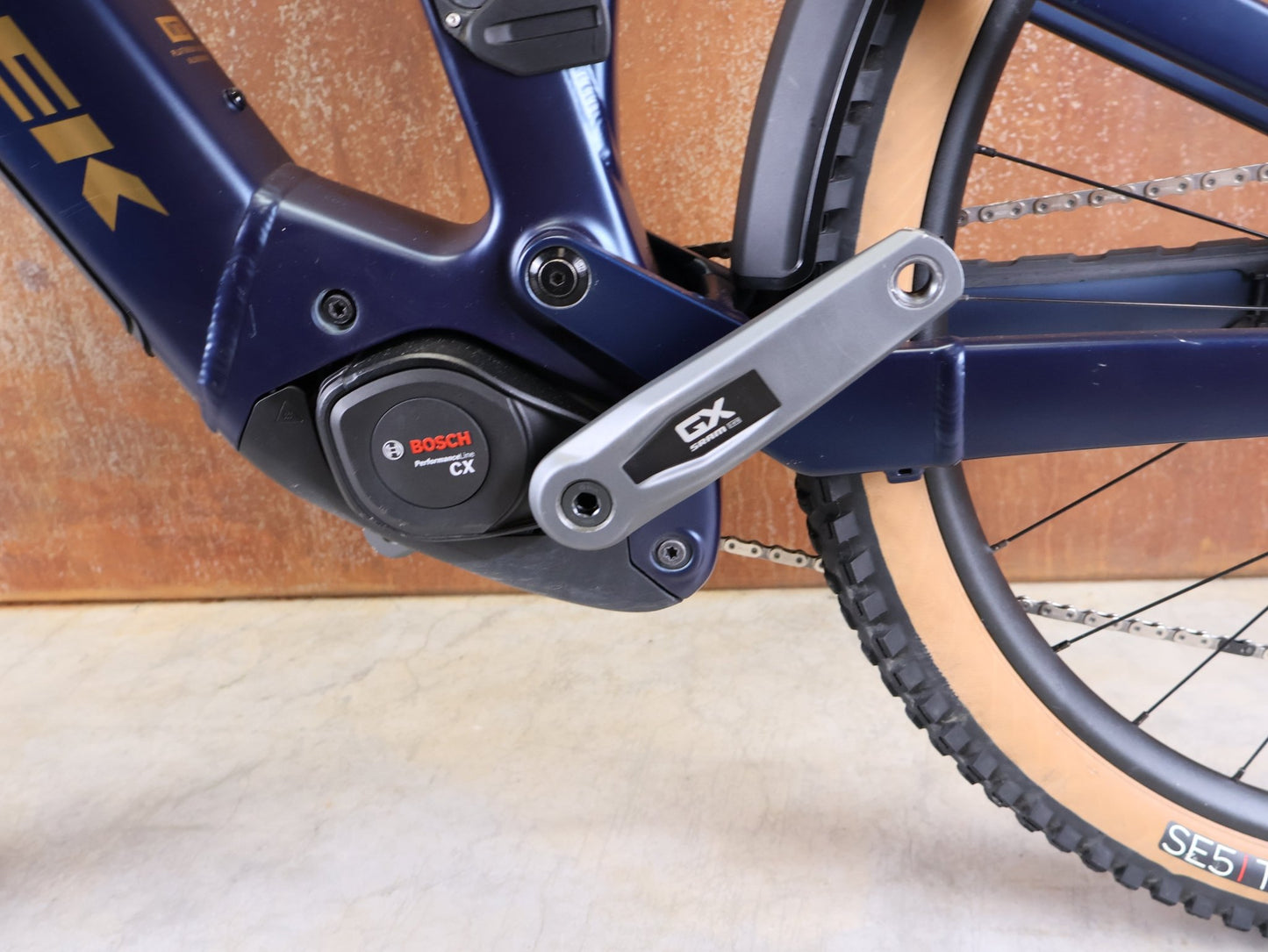 E - Mountainbike von Trek, TREK POWERFLY+ FS 8 GEN 4 / MATTE/GLOSS MULSANNE BLUE / L vor USEDBIKES - OB.DE Hintergrund