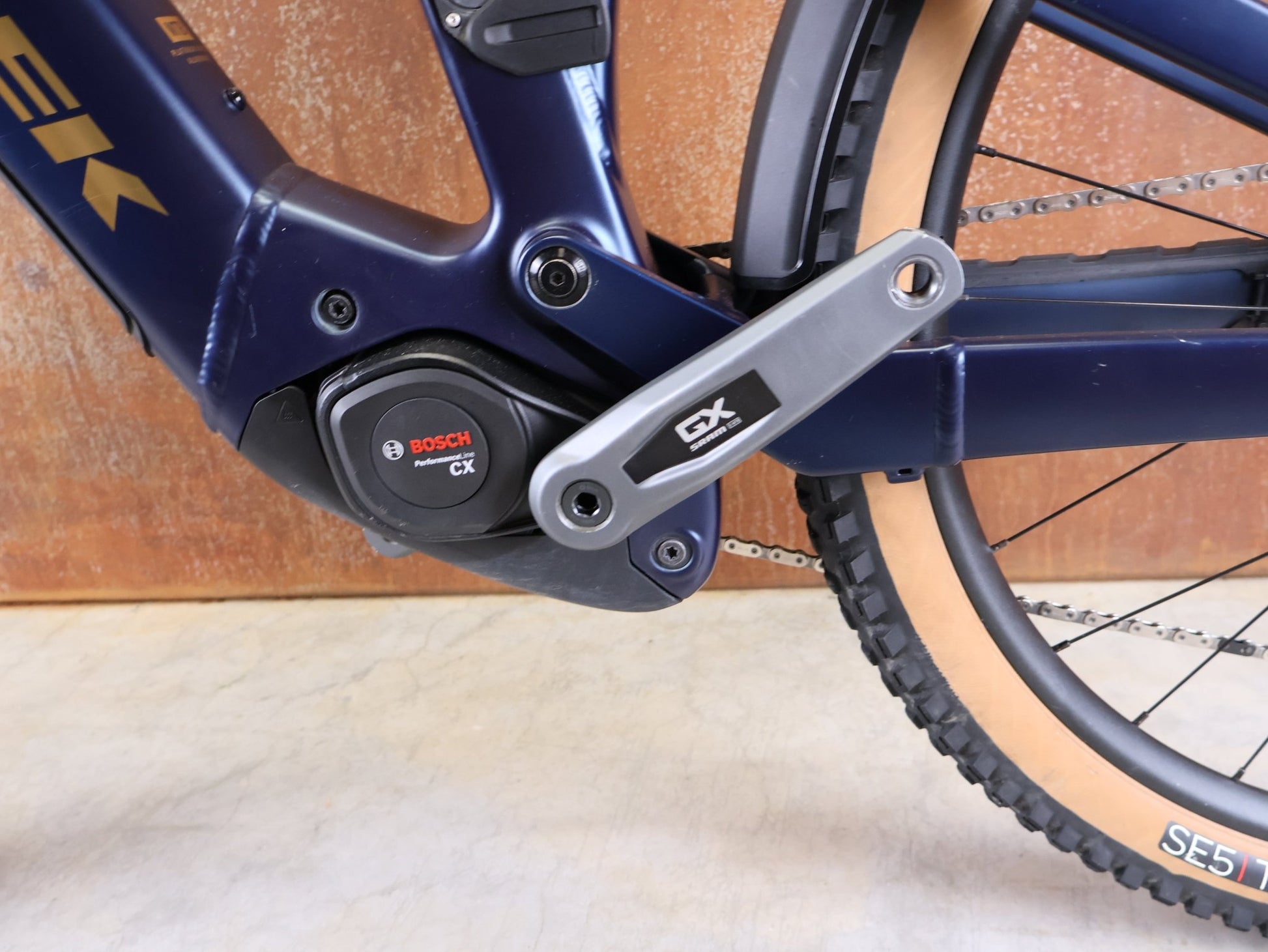 E - Mountainbike von Trek, TREK POWERFLY+ FS 8 GEN 4 / MATTE/GLOSS MULSANNE BLUE / L vor USEDBIKES - OB.DE Hintergrund