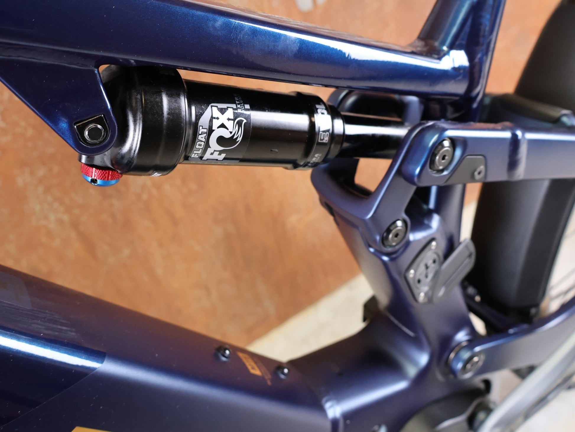 E - Mountainbike von Trek, TREK POWERFLY+ FS 8 GEN 4 / MATTE/GLOSS MULSANNE BLUE / L vor USEDBIKES - OB.DE Hintergrund