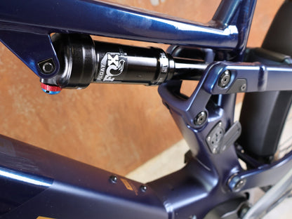 E - Mountainbike von Trek, TREK POWERFLY+ FS 8 GEN 4 / MATTE/GLOSS MULSANNE BLUE / L vor USEDBIKES - OB.DE Hintergrund