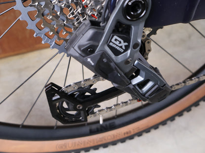 E - Mountainbike von Trek, TREK POWERFLY+ FS 8 GEN 4 / MATTE/GLOSS MULSANNE BLUE / L vor USEDBIKES - OB.DE Hintergrund