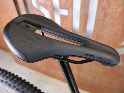 E - Mountainbike von Trek, TREK POWERFLY+ FS 8 GEN 4 / MATTE/GLOSS MULSANNE BLUE / L vor USEDBIKES - OB.DE Hintergrund